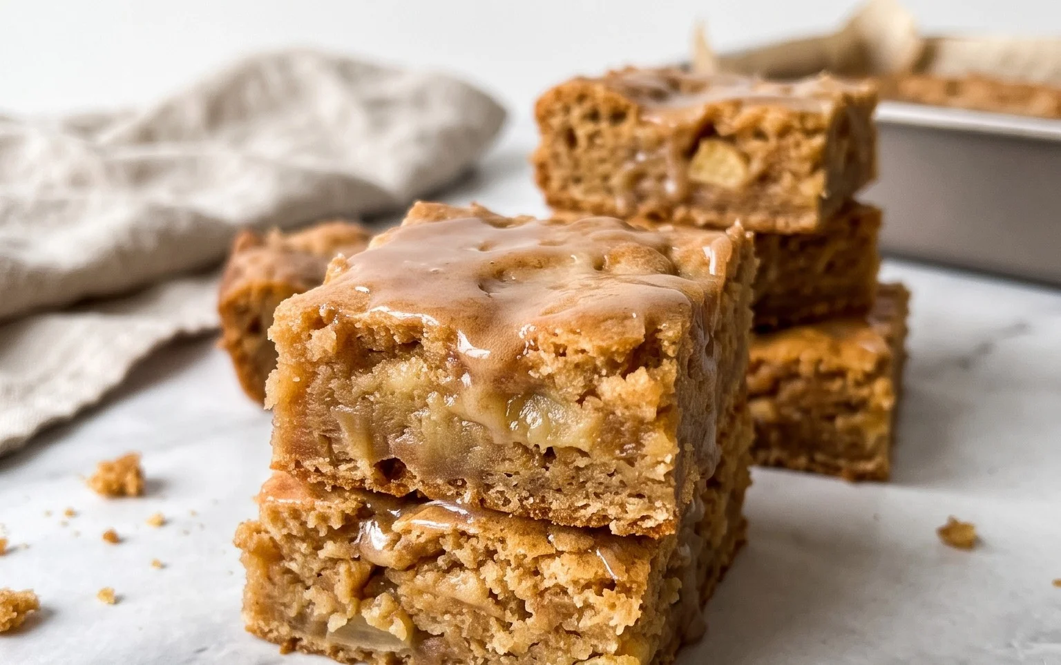 Apfel-Ahorn Blondies: Saftig & Karamellig